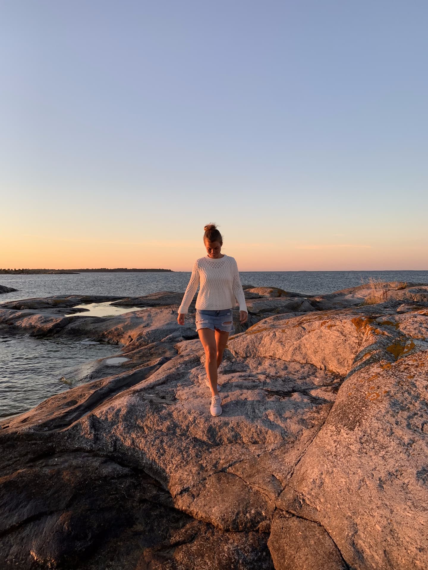 Kvällsljus på klipporna i skärgården