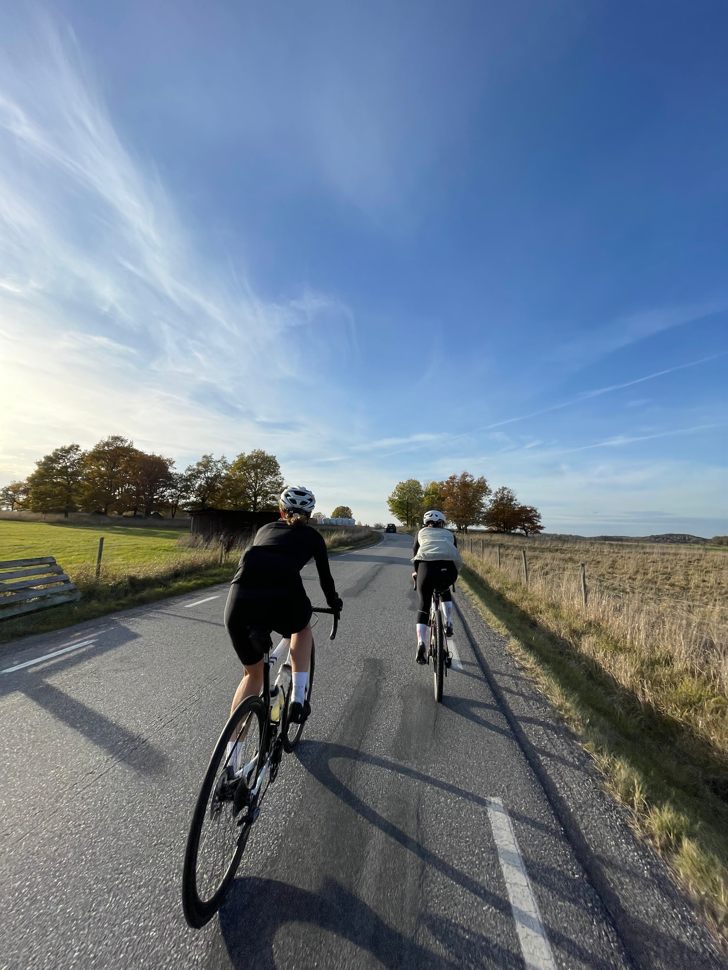 Cykel på grusväg genom landskap